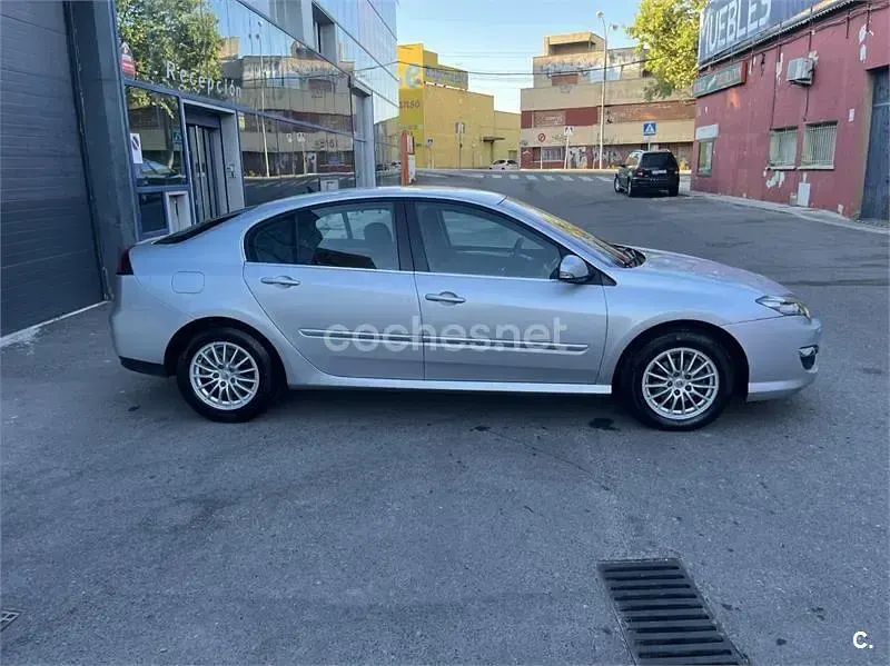 Usado Renault Laguna III Dynamique 110 CV (80 kW) 2011 Gris / plata Berlina