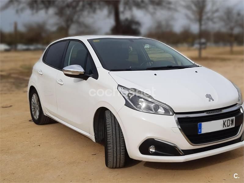 Usado Peugeot 208 Style 82 CV (60 kW) 2017 Blanco Utilitario