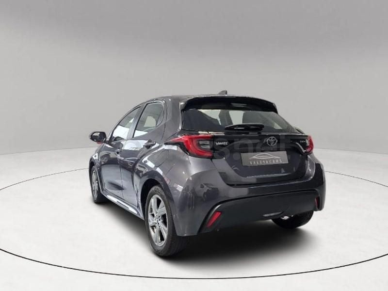 Usado Toyota Yaris Hybrid Active 116 CV (85 kW) 2024 Gris / plata Berlina