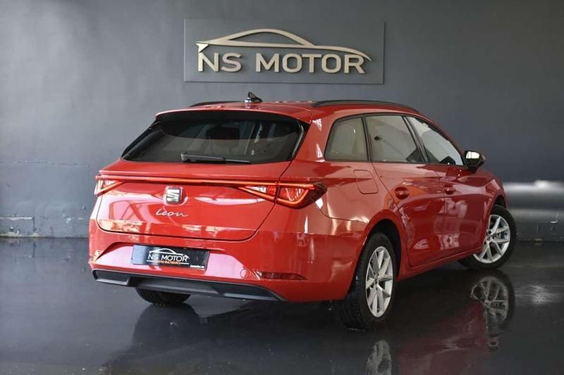 Usado Seat Leon ST Style 116 CV (85 kW) 2022 Rojo Familiar