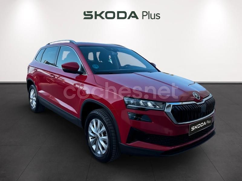 Rojo Usado 2024 Skoda Karoq Selection SUV | 27.900 € (Un poco caro) - Imagen 1/4