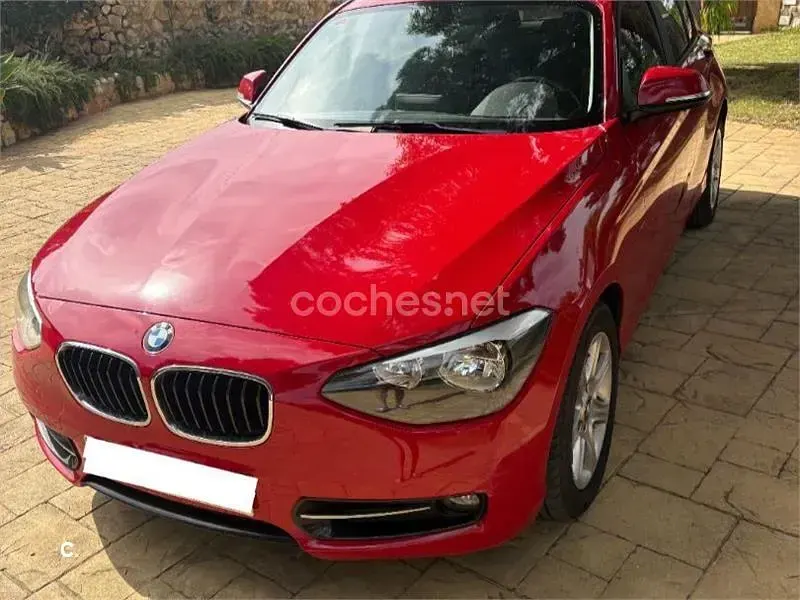 Usado BMW 118 Sport Line 143 CV (105 kW) 2015 Rojo Utilitario