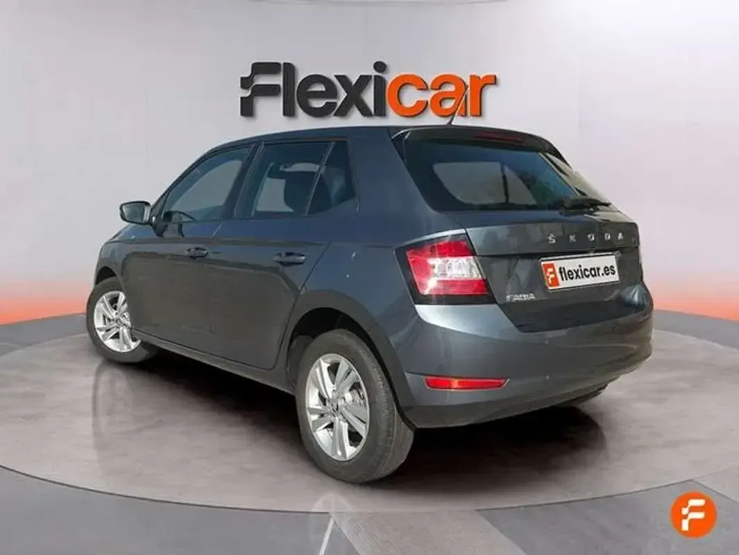 Usado Skoda Fabia Ambition 95 CV (69 kW) 2020 Gris Utilitario