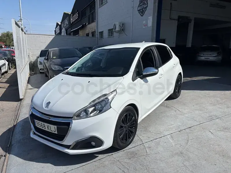 Usado Peugeot 208 Allure 82 CV (60 kW) 2018 Blanco Utilitario