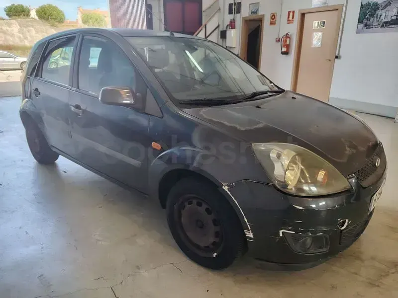 Usado Ford Fiesta Ghia 68 CV (50 kW) 2007 Gris / plata Utilitario