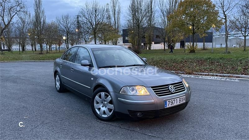 Gris / plata Usado 2002 VW Passat Highline Berlina | 3899 € (Precio justo) - Imagen 1/4