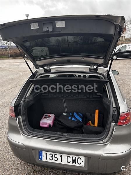 Usado Seat Ibiza 100 CV (73 kW) 2003 Gris / plata Utilitario