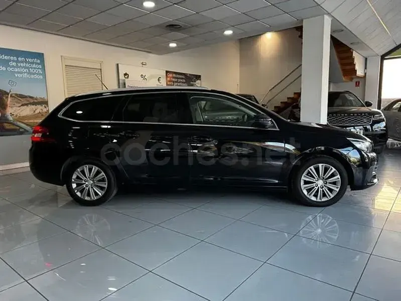 Usado Peugeot 308 SW Style 130 CV (95 kW) 2021 Negro Familiar