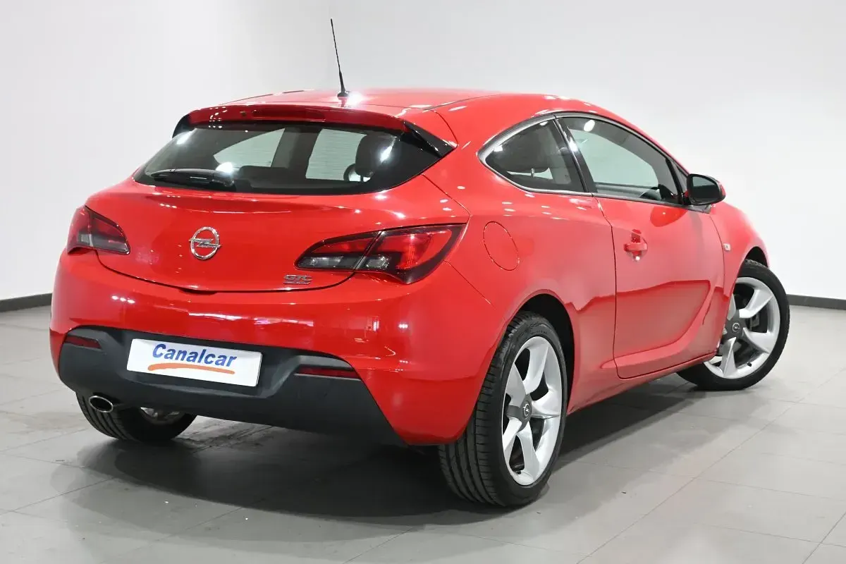 Usado Opel Astra GTC Selective 140 CV (102 kW) 2015 Rojo Utilitario