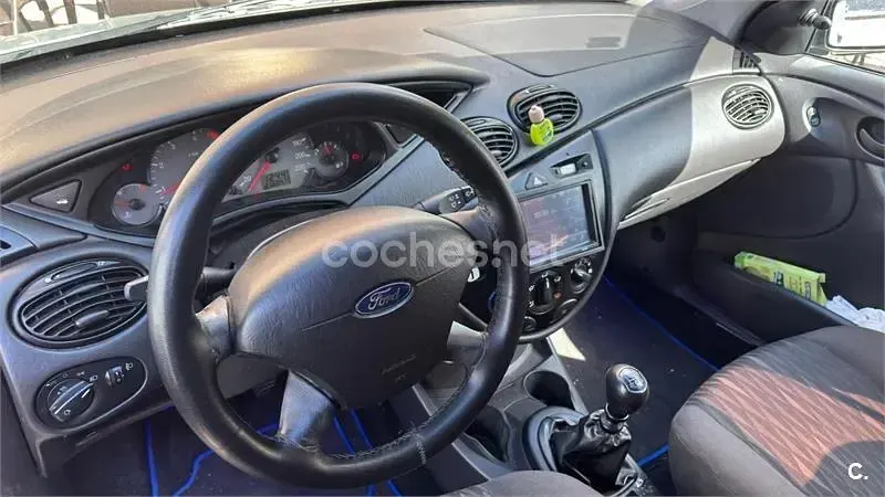 Usado Ford Focus Trend 115 CV (84 kW) 2004 Gris / plata Berlina
