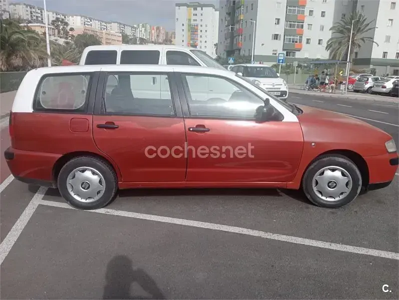 Usado Seat Cordoba Stella 75 CV (55 kW) 2001 Rojo Familiar