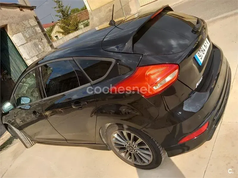 Usado Ford Focus ST-Line 120 CV (88 kW) 2017 Negro Berlina