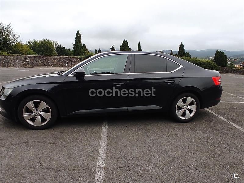 Usado Skoda Superb Ambition 150 CV (110 kW) 2018 Negro Berlina