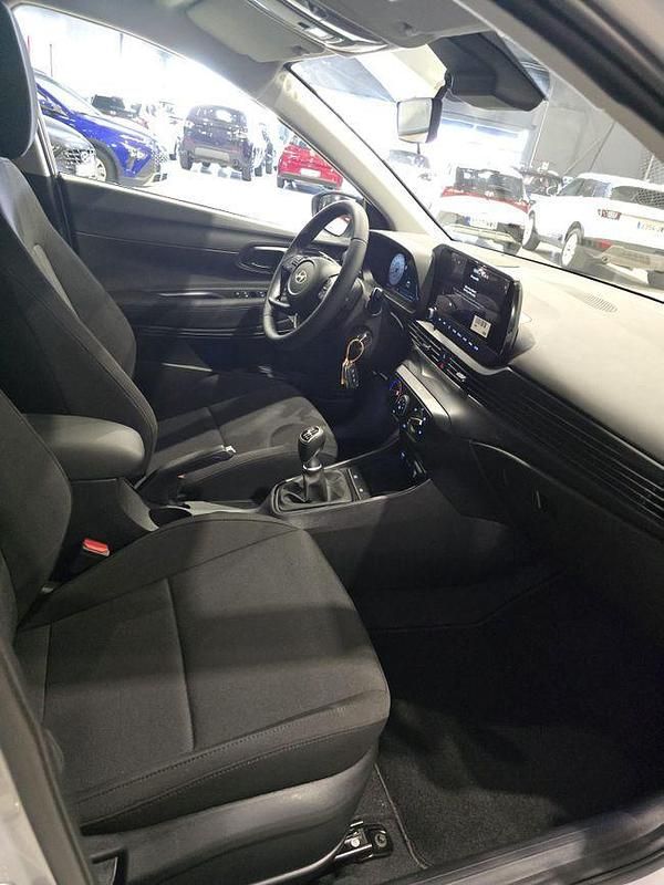Usado Hyundai i20 100 CV (73 kW) 2024 Gris Berlina