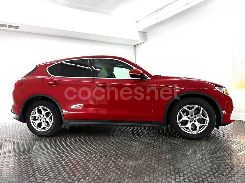 Usado Alfa Romeo Stelvio Executive 190 CV (139 kW) 2018 Rojo SUV