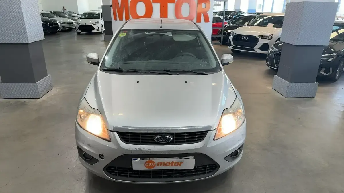 Usado Ford Focus Ghia 109 CV (80 kW) 2011 Gris Utilitario