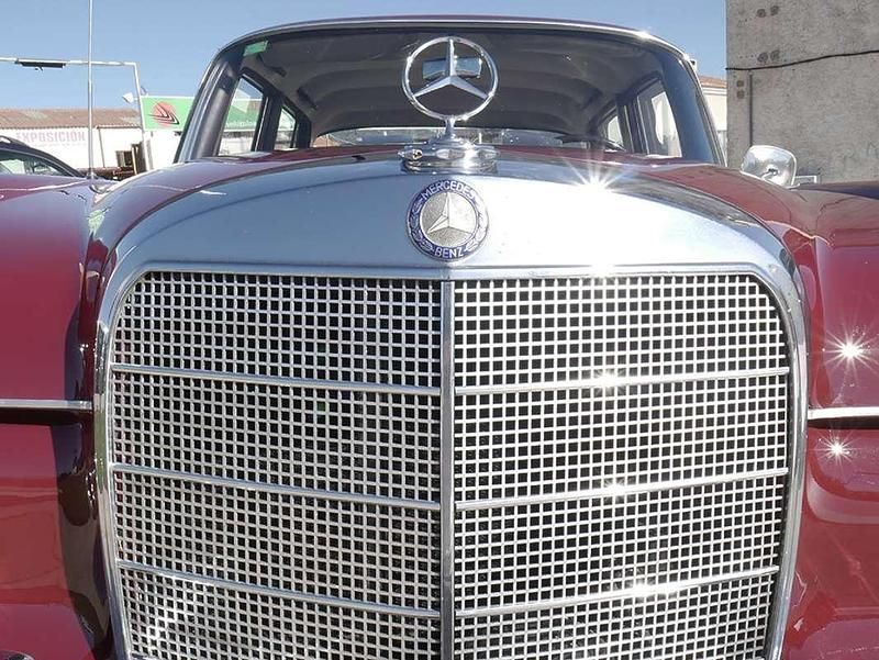 Usado Mercedes 190 55 CV (40 kW) 1966 Granate Berlina