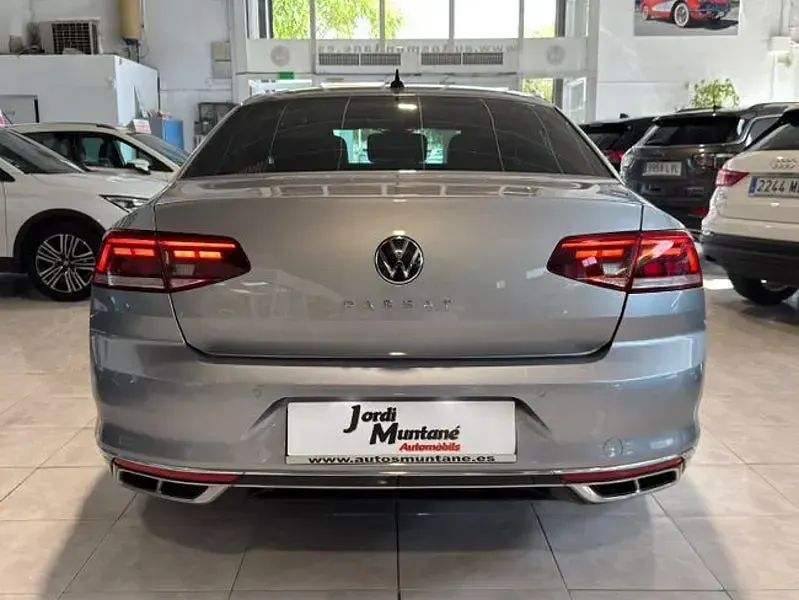 Usado VW Passat R-line 150 CV (110 kW) 2022 Gris / plata Familiar