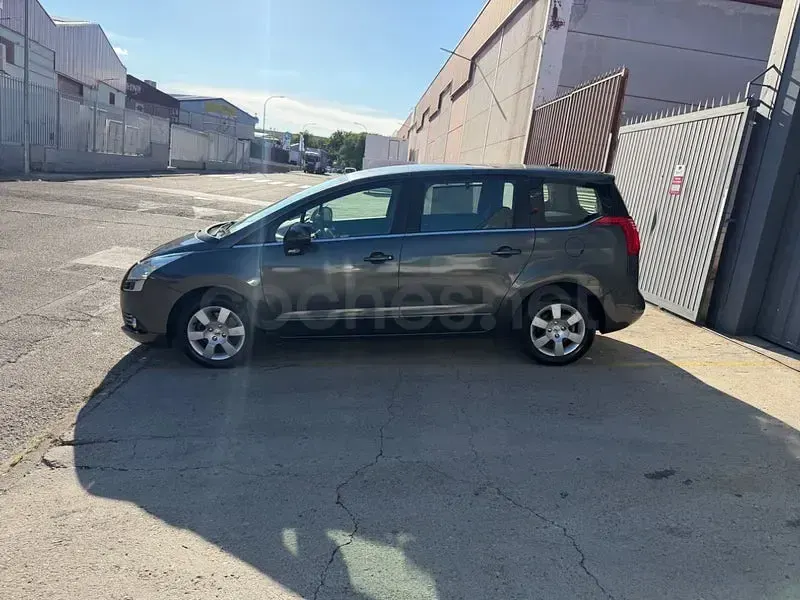 Usado Peugeot 5008 Active 150 CV (110 kW) 2011 Gris / plata Monovolumen