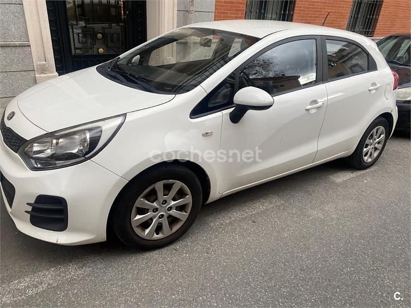 Usado Kia Rio 84 CV (61 kW) 2015 Blanco Berlina