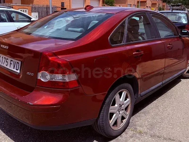 Usado Volvo S40 Kinetic 136 CV (100 kW) 2007 Granate Berlina