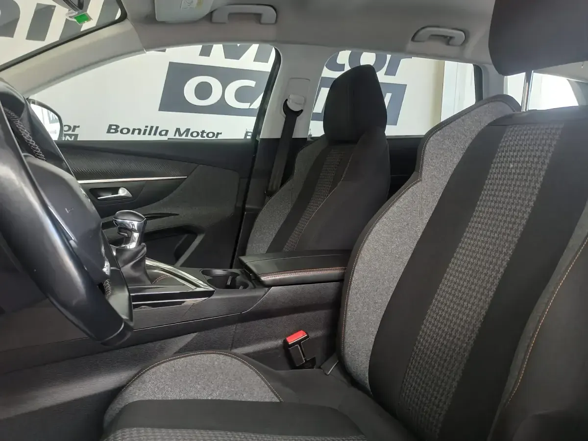 Usado Peugeot 5008 Allure 130 CV (95 kW) 2018 Negro SUV