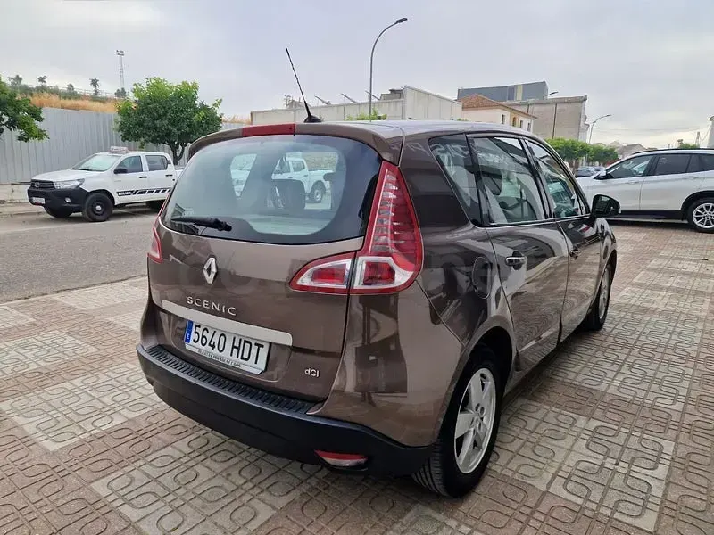 Usado Renault Scénic Dynamique 110 CV (80 kW) 2011 Beige Monovolumen