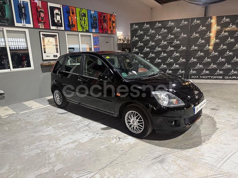 Negro Usado 2007 Ford Fiesta Futura Utilitario | 5500 € (Caro) - Imagen 1/4