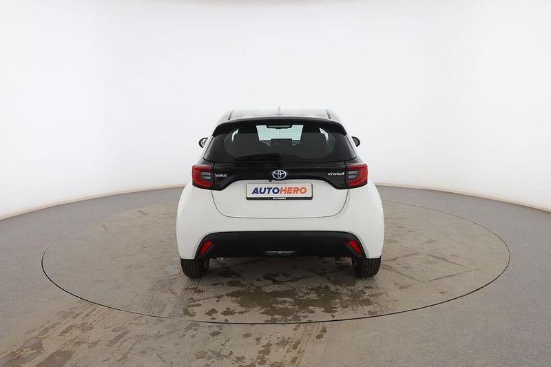 Usado Toyota Yaris Hybrid Active 120 CV (88 kW) 2021 Blanco Berlina
