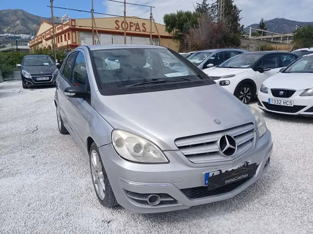 Usado Mercedes B180 109 CV (80 kW) 2011 Gris Utilitario