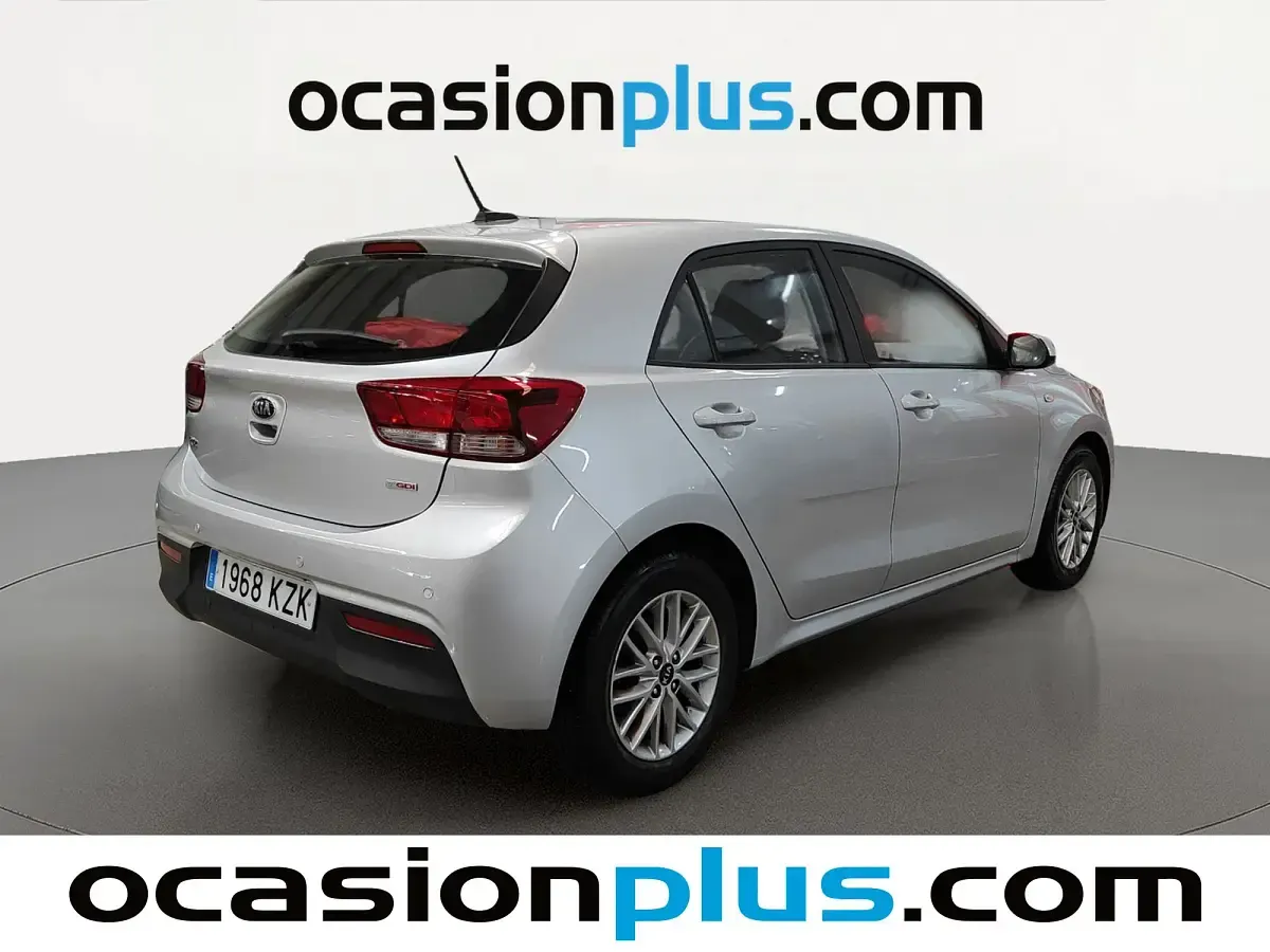 Usado Kia Rio 101 CV (74 kW) 2019 Gris plata Utilitario