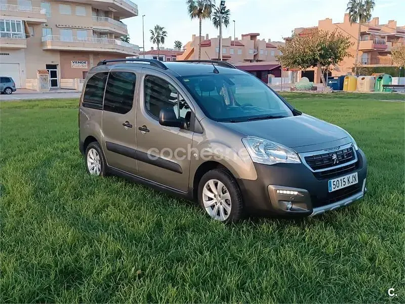 Käytetty Peugeot Partner Tepee Outdoor 100 HP (73 kW) 2016 Peessi Tila-auto