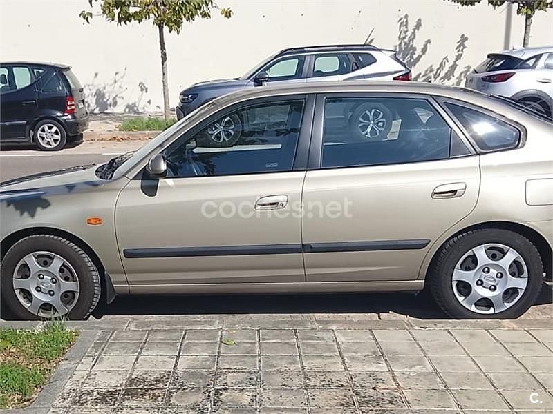 Usado Hyundai Elantra GLS 107 CV (78 kW) 2002 Gris / plata Berlina
