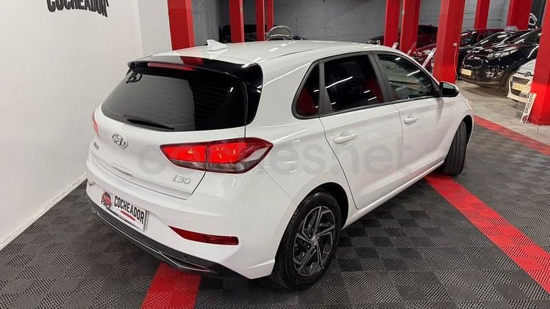 Usado Hyundai i30 120 CV (88 kW) 2021 Blanco Berlina