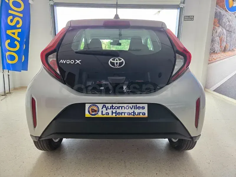 Usado Toyota Aygo X Play 72 CV (52 kW) 2022 Gris / plata SUV