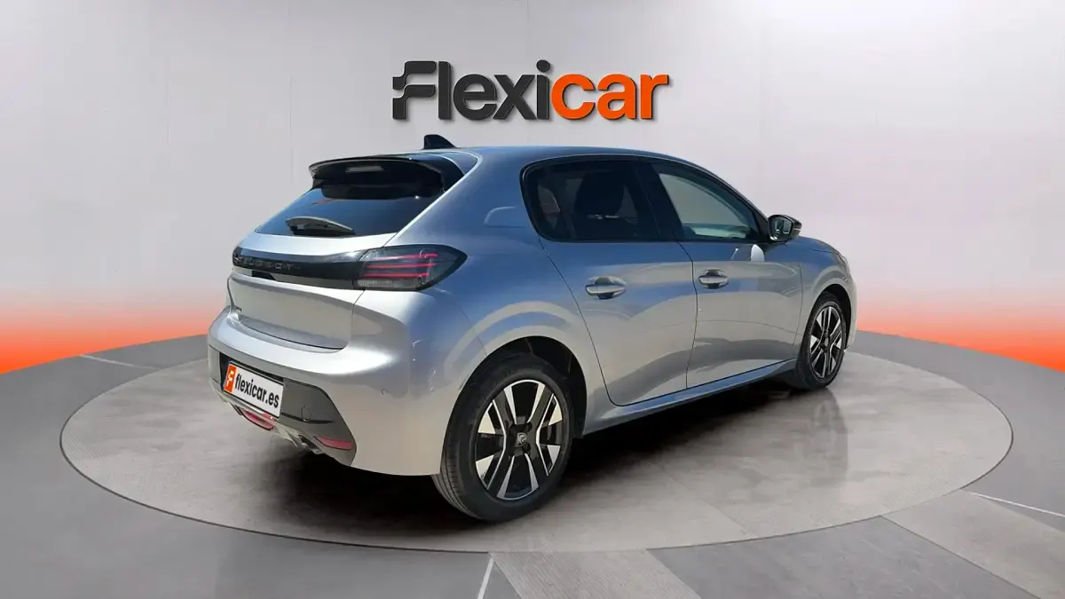 Usado Peugeot 208 Allure 101 CV (74 kW) 2025 Gris Utilitario