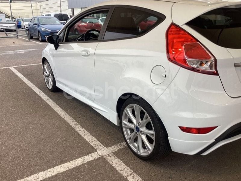 Blanco Usado 2014 Ford Fiesta Sport Utilitario | 7500 € (Buen precio) - Imagen 1/4