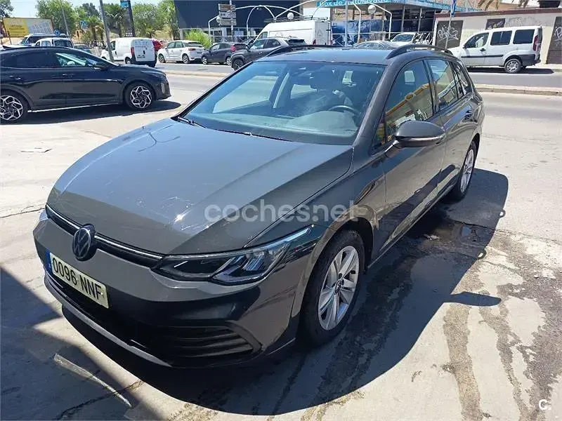 Usado VW Golf VIII Life 115 CV (84 kW) 2021 Gris / plata Familiar
