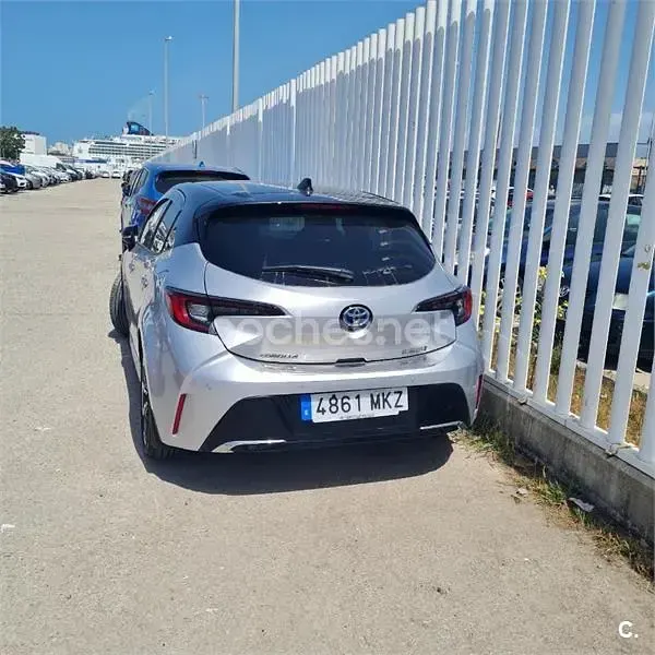 Usado Toyota Corolla 140 CV (102 kW) 2023 Gris / plata Berlina