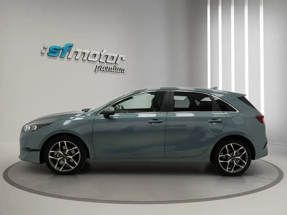 Usado Kia Ceed 136 CV (100 kW) 2023 Azul claro metalizado Utilitario