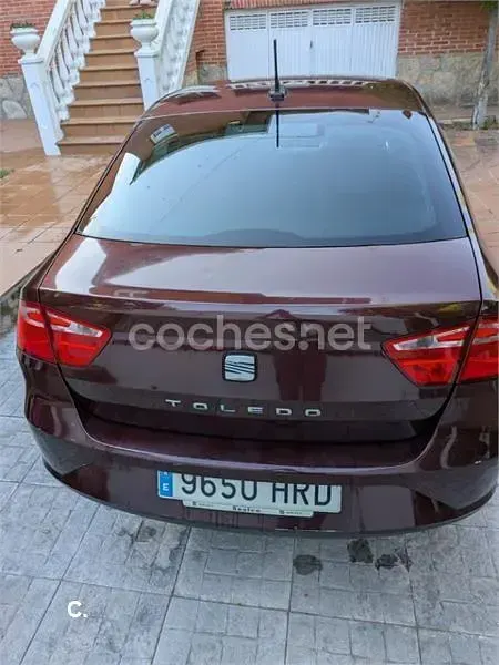 Usado Seat Toledo Style 105 CV (77 kW) 2013 Granate Utilitario