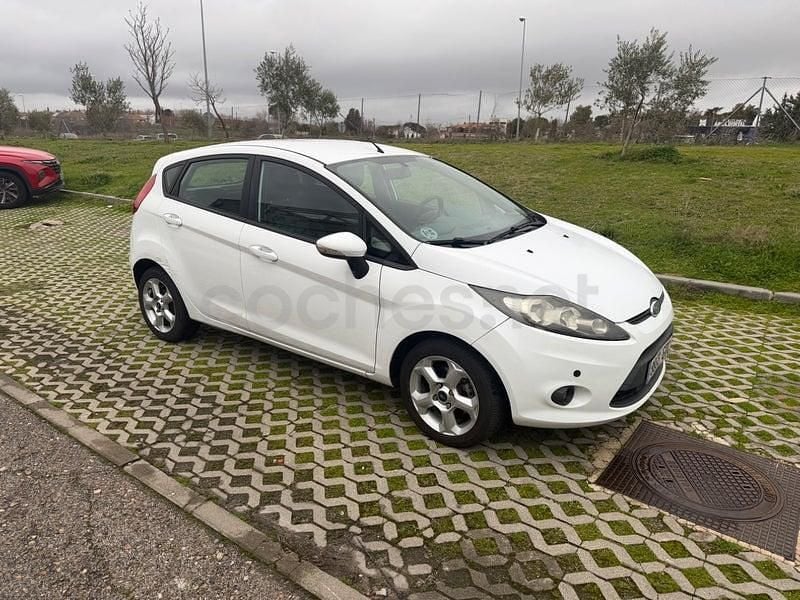 Usado Ford Fiesta Trend 95 CV (69 kW) 2010 Blanco Utilitario