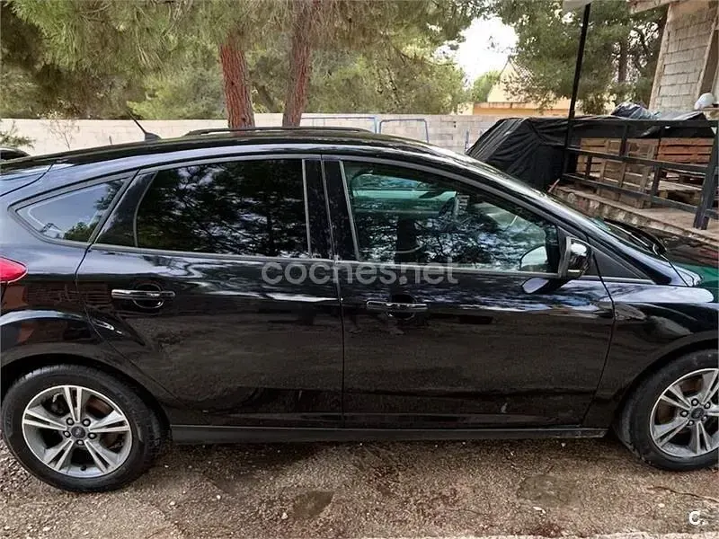 Usado Ford Focus Trend 125 CV (91 kW) 2013 Negro Berlina