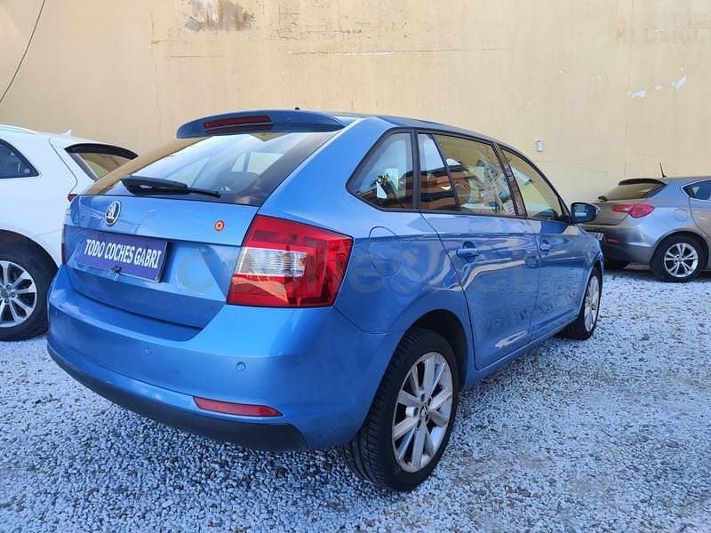 Usado Skoda Rapid Active 90 CV (66 kW) 2014 Azul Utilitario