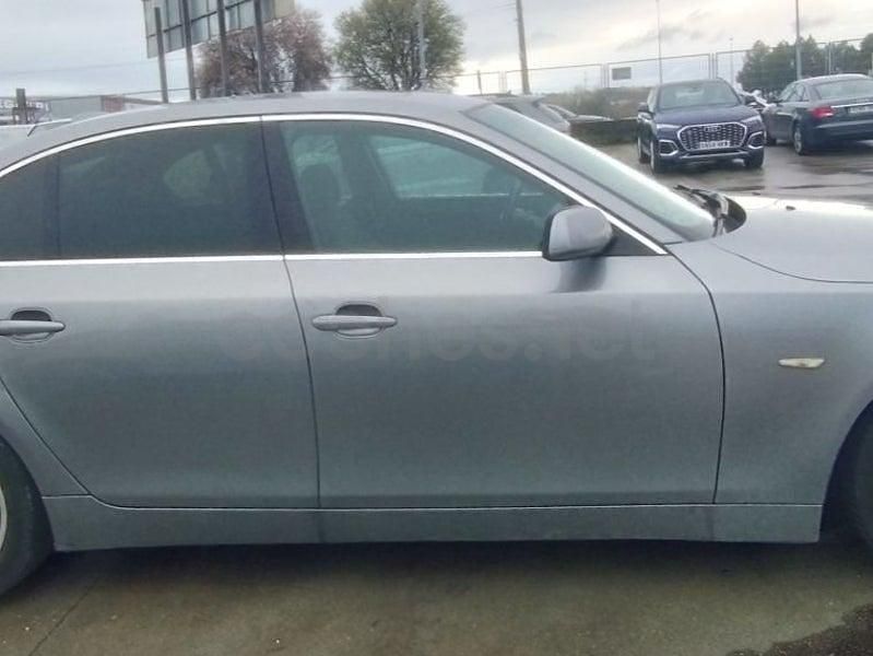 Usado BMW 530 193 CV (141 kW) 2004 Gris / plata Berlina
