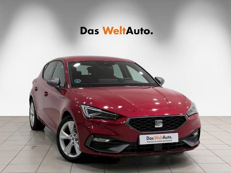 Usado Seat Leon FR 150 CV (110 kW) 2025 Rojo Familiar