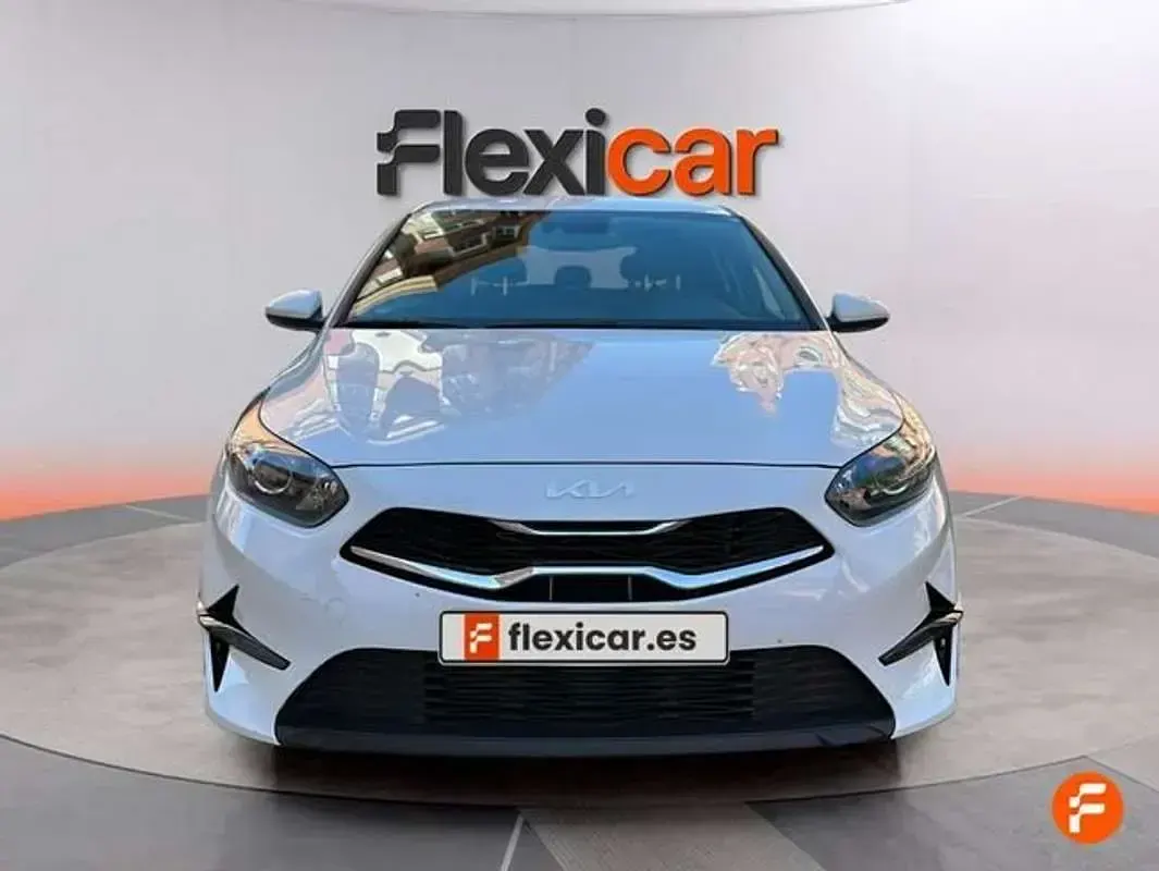 Używany Kia Ceed 101 KM (74 kW) 2022 Biały Hatchback