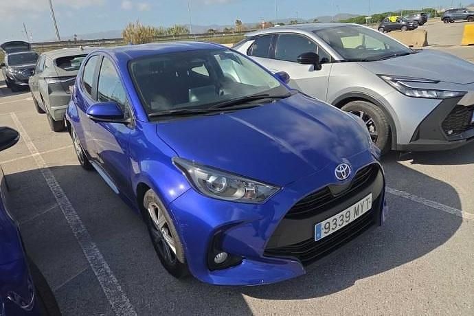 Usado Toyota Yaris Hybrid Active 116 CV (85 kW) 2025 Azul Utilitario