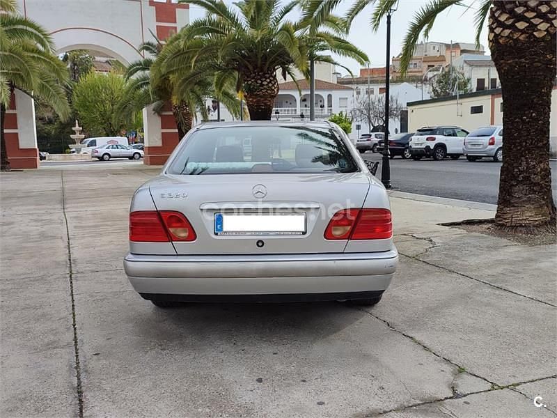 Usado Mercedes E320 Elegance 220 CV (161 kW) 1998 Gris / plata Berlina