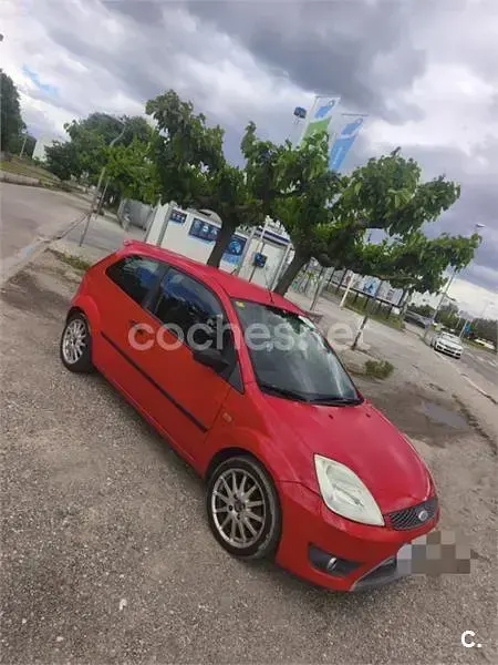 Usado Ford Fiesta Sport 90 CV (66 kW) 2005 Rojo Utilitario